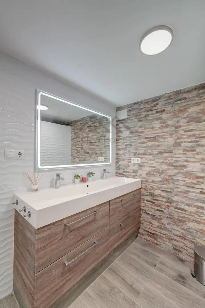 Bathroom of Houses for sale in La Pobla de Vallbona  with Air Conditioner, Heating and Private garden