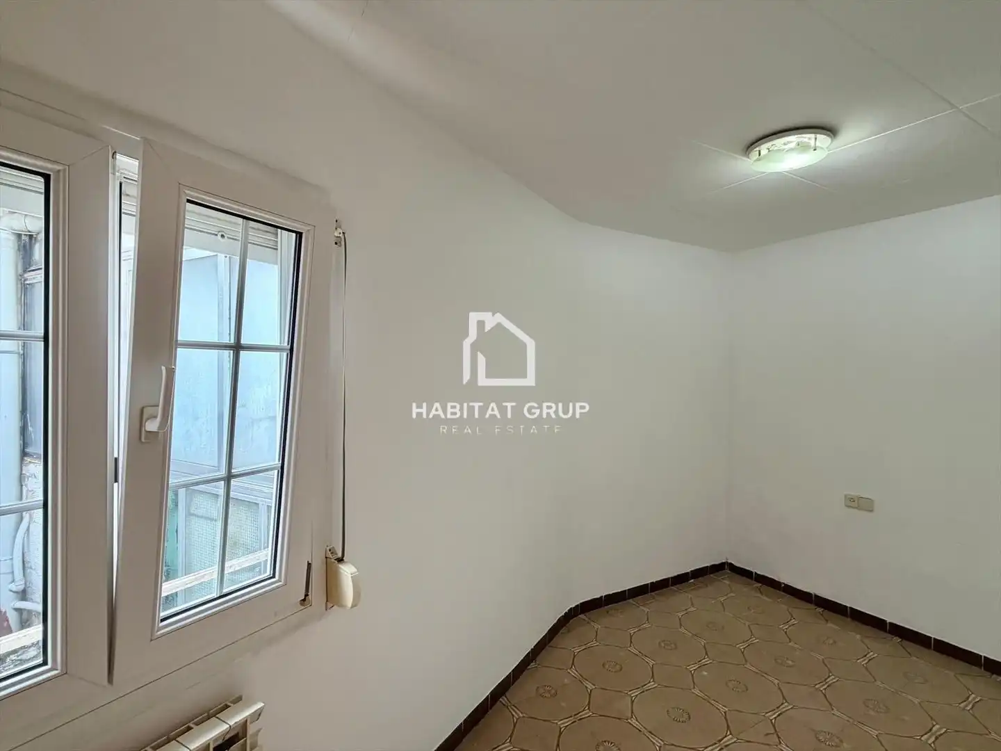 Piso en venta en Girona con Calefacción y Terraza
