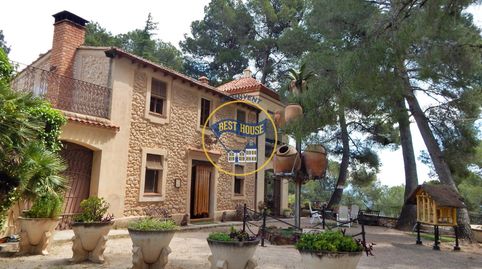 EXCLUSIVA VILLA EN COCENTAINA CON GRAN PARCELA Y BONITA PISCINA.