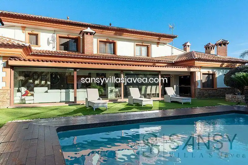 Chalet en venta en Benicolada - Las Adelfas
