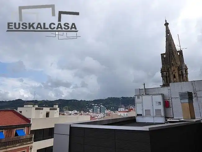 Vista exterior de Oficina en venda en Bilbao  amb Moblat