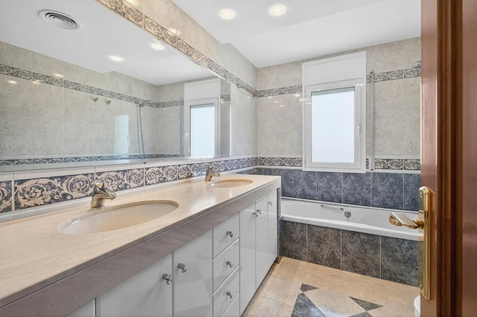 Baño de Casa o chalet en venta en Aiguaviva con Aire acondicionado, Calefacción y Jardín privado