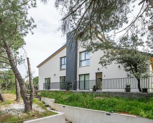 Vista exterior de Casa o xalet en venda en Valdemorillo amb Aire condicionat, Jardí privat i Terrassa