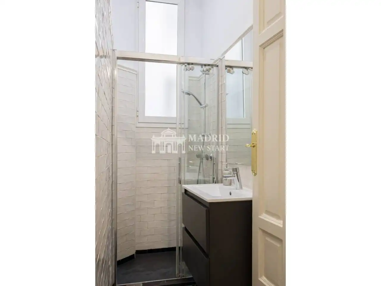 Bathroom of Flat for rent in Madrid  with Air Conditioner, Heating and Parquet flooring