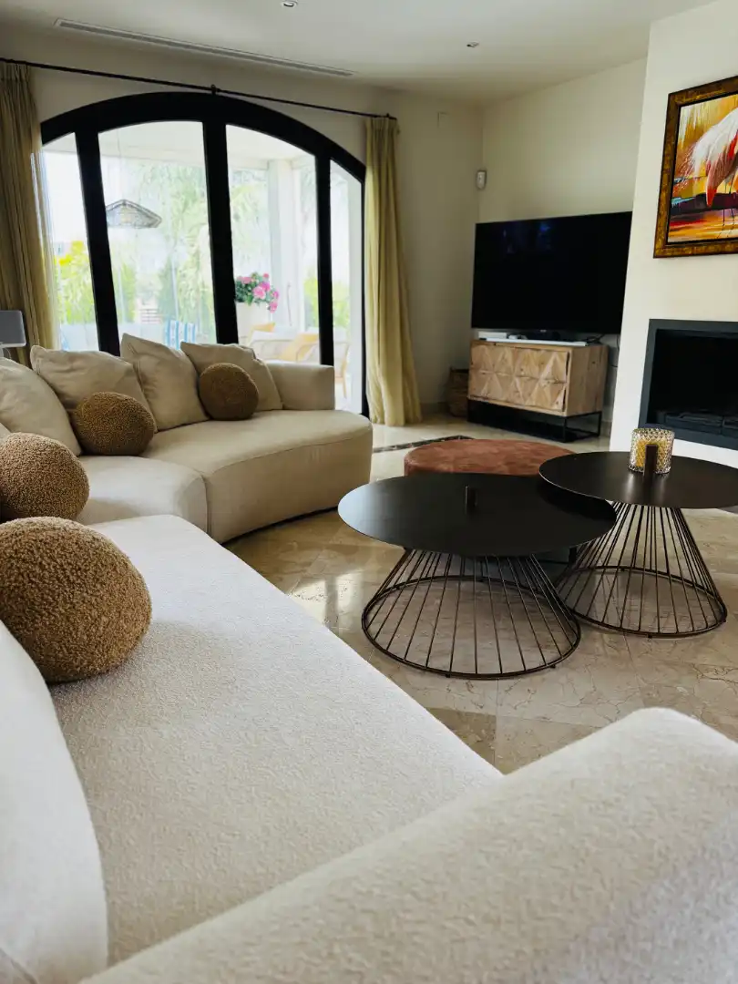 Sala de estar de Casa o chalet en venta en Marbella con Aire acondicionado, Calefacción y Jardín privado