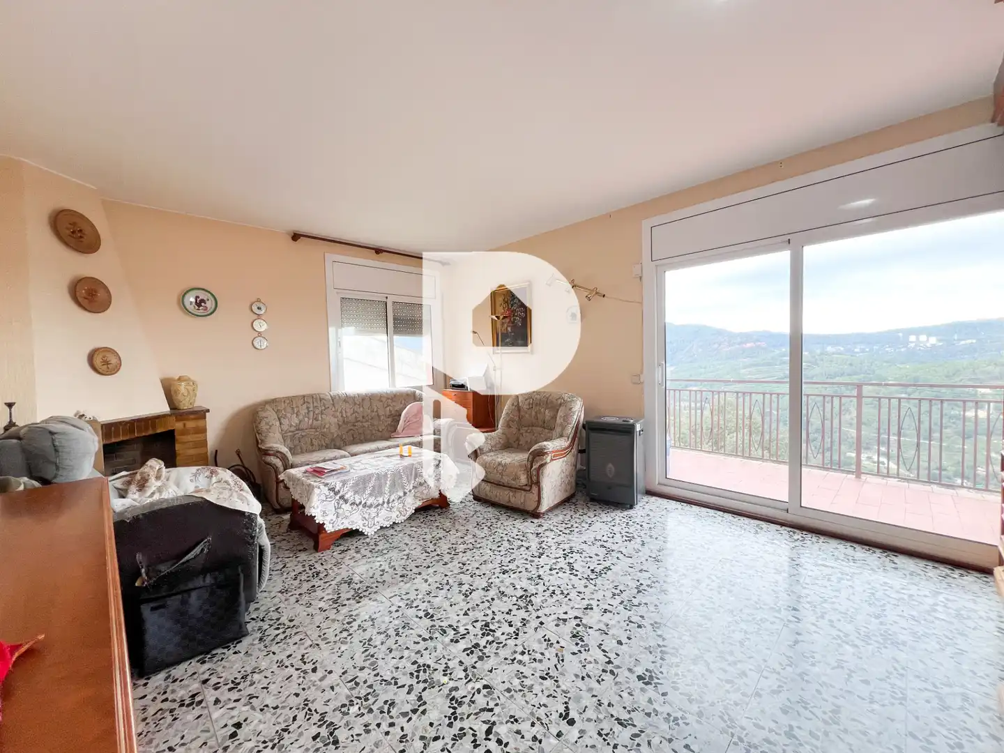 Sala d'estar de Casa o xalet en venda en Torrelles de Llobregat amb Aire condicionat, Calefacció i Jardí privat