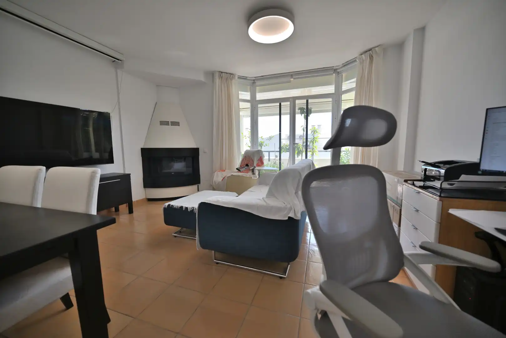 Sala d'estar de Casa adosada en venda en Benalmádena amb Aire condicionat, Terrassa i Traster