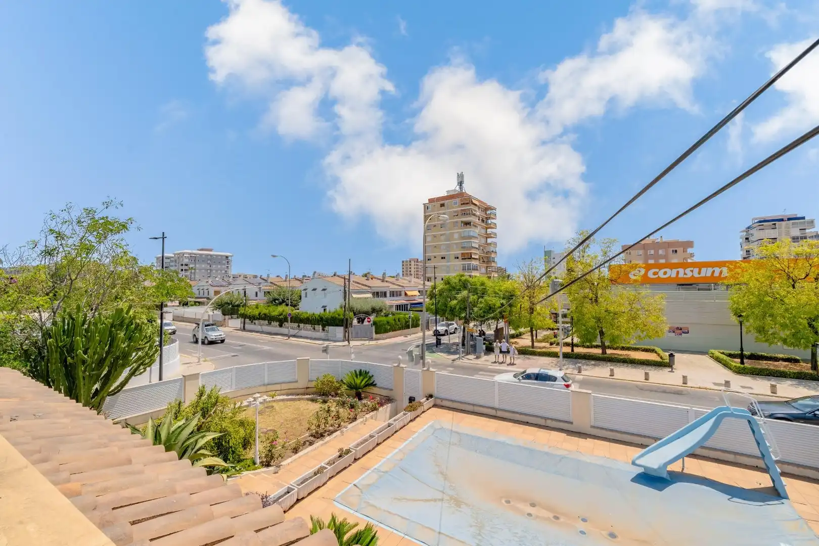 Vista exterior de Casa o xalet en venda en Benicasim / Benicàssim amb Balcó i Piscina comunitària