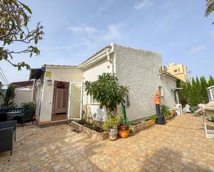 Vista exterior de Casa o xalet de lloguer en Torrevieja amb Aire condicionat, Jardí privat i Terrassa