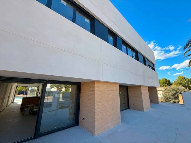 Casa adosada en Venta en Avenida Diputacion en Benissanó