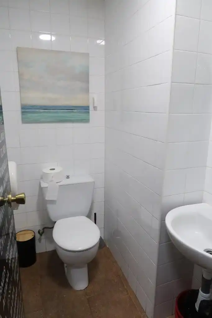 Bany de Local de lloguer en A Coruña Capital  amb Aire condicionat