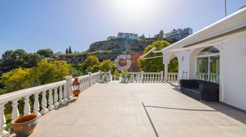 Ubicada en una de las zonas residenciales más exclusivas y consolidadas de la Costa del Sol, El Paraíso Alto, esta villa represent