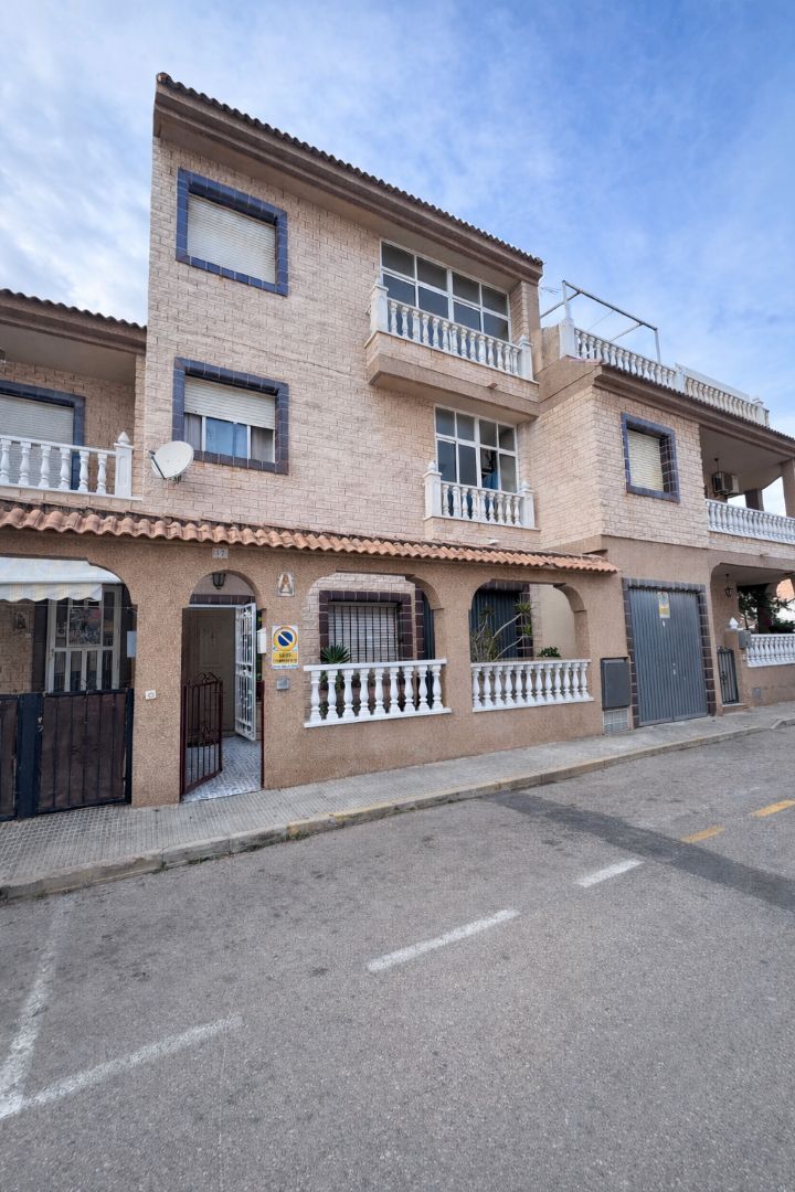 Vista exterior de Casa adosada en venda en San Pedro del Pinatar amb Aire condicionat, Calefacció i Terrassa