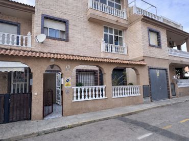 Adosado con balcón en venta en Calle la Tierra 21
