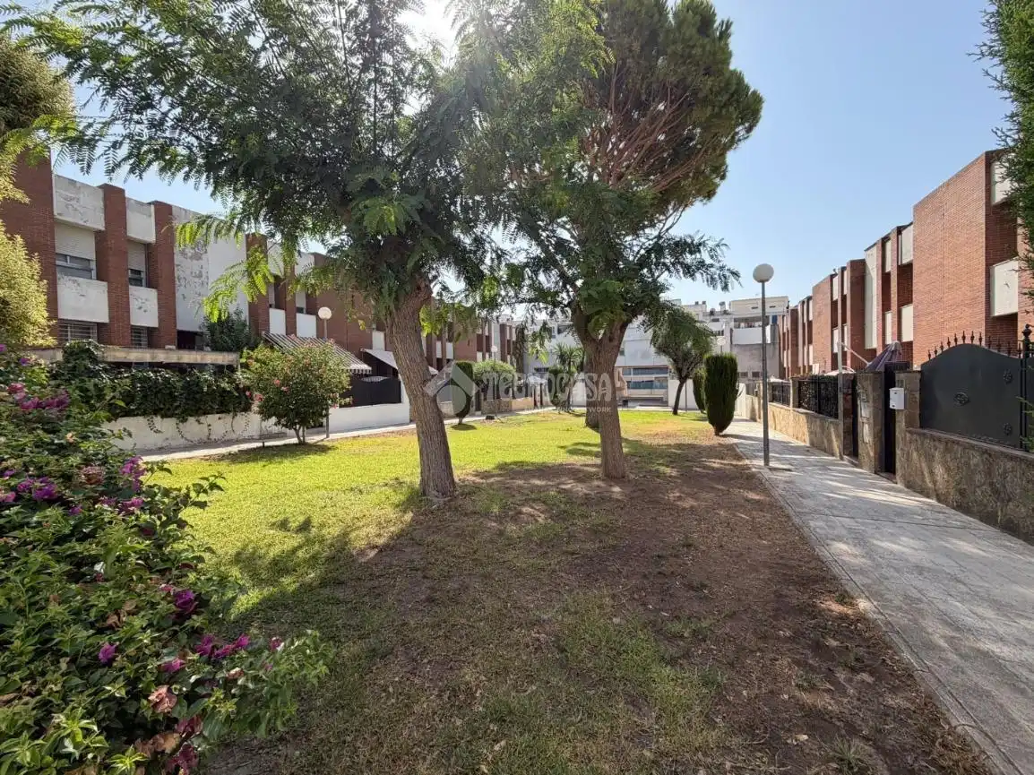 Vista exterior de Casa adosada en venda en Jerez de la Frontera amb Aire condicionat