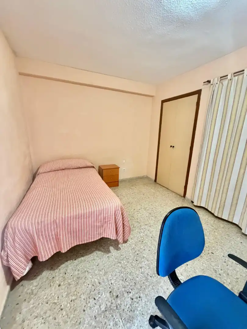 Dormitori de Pis en venda en Jaén amb Aire condicionat, Moblat i Balcó