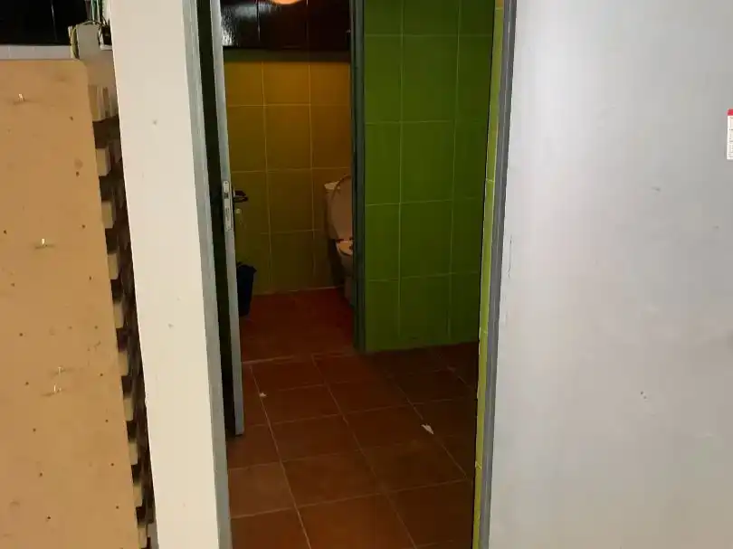 Badezimmer von Fabrikhallen zur Miete in Bueu