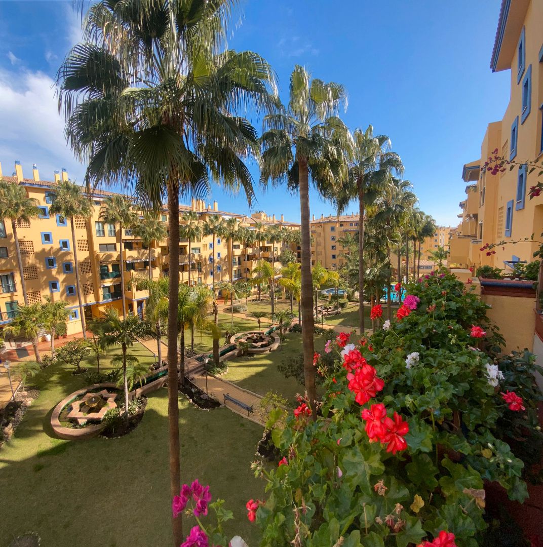 Vista exterior de Apartament en venda en Marbella amb Aire condicionat, Terrassa i Moblat