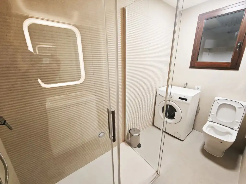 Badezimmer von Wohnungen zur Miete in Palamós