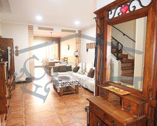 Sala d'estar de Casa adosada en venda en Benetússer amb Aire condicionat, Terrassa i Traster