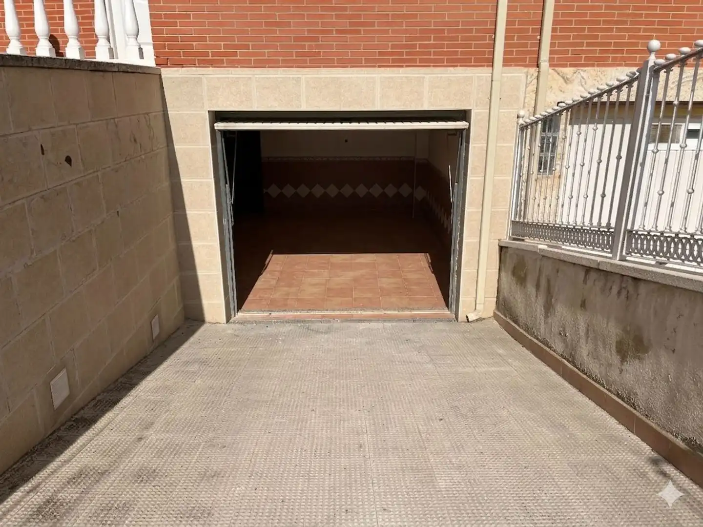 Parking de Casa adosada en venta en Ciudad Real con Aire acondicionado, Calefacción y Terraza
