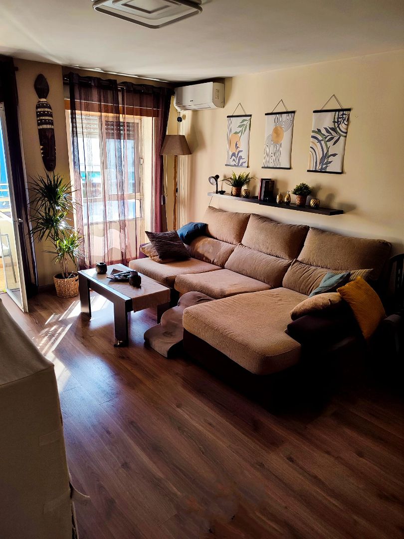 Sala d'estar de Pis en venda en Roquetas de Mar amb Aire condicionat, Parquet i Terrassa
