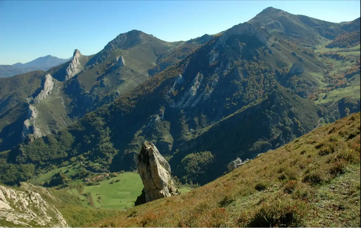 Vista exterior de Casa adosada en venta en Vega de Liébana con Terraza