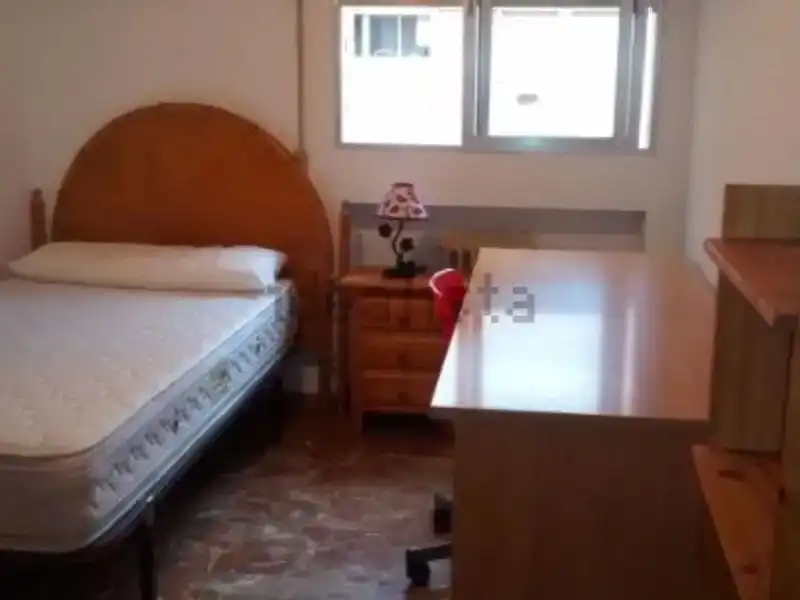 Habitación de Piso para compartir en Granada con Aire acondicionado, Jardín privado y Piscina