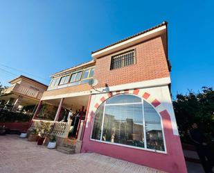 Vista exterior de Casa o xalet en venda en Roquetas de Mar amb Aire condicionat i Terrassa