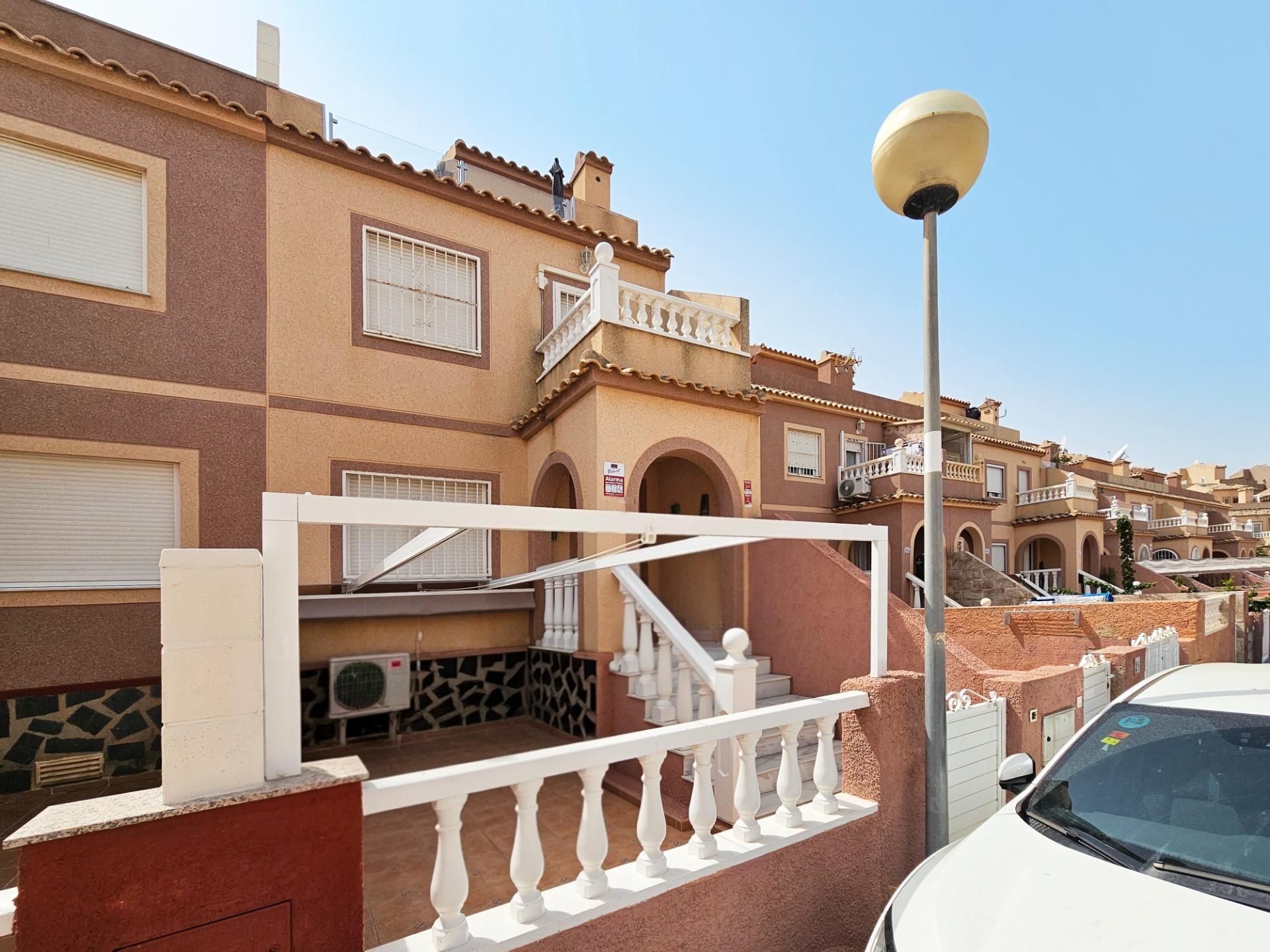 Vista exterior de Casa adosada en venda en Santa Pola amb Aire condicionat, Calefacció i Jardí privat