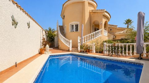 Villa independiente con piscina privada en venta en Ciudad Quesada Descubre esta fantaacutestica villa independiente situada en un