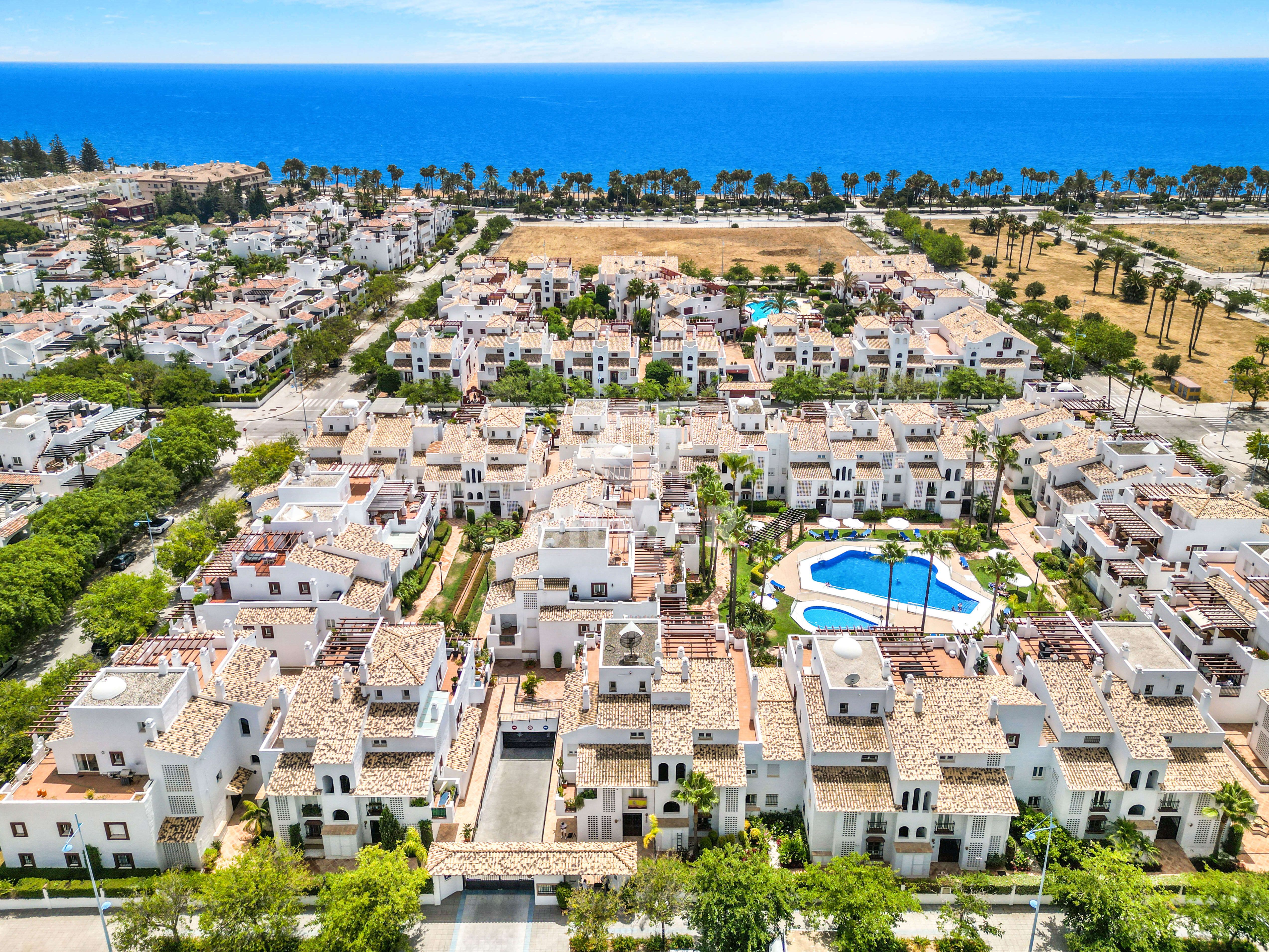 Vista exterior de Ático en venta en Marbella con Calefacción, Jardín privado y Trastero