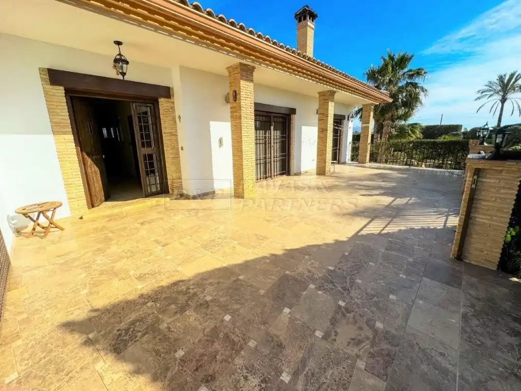 Vista exterior de Casa o xalet en venda en Orihuela amb Aire condicionat, Jardí privat i Traster
