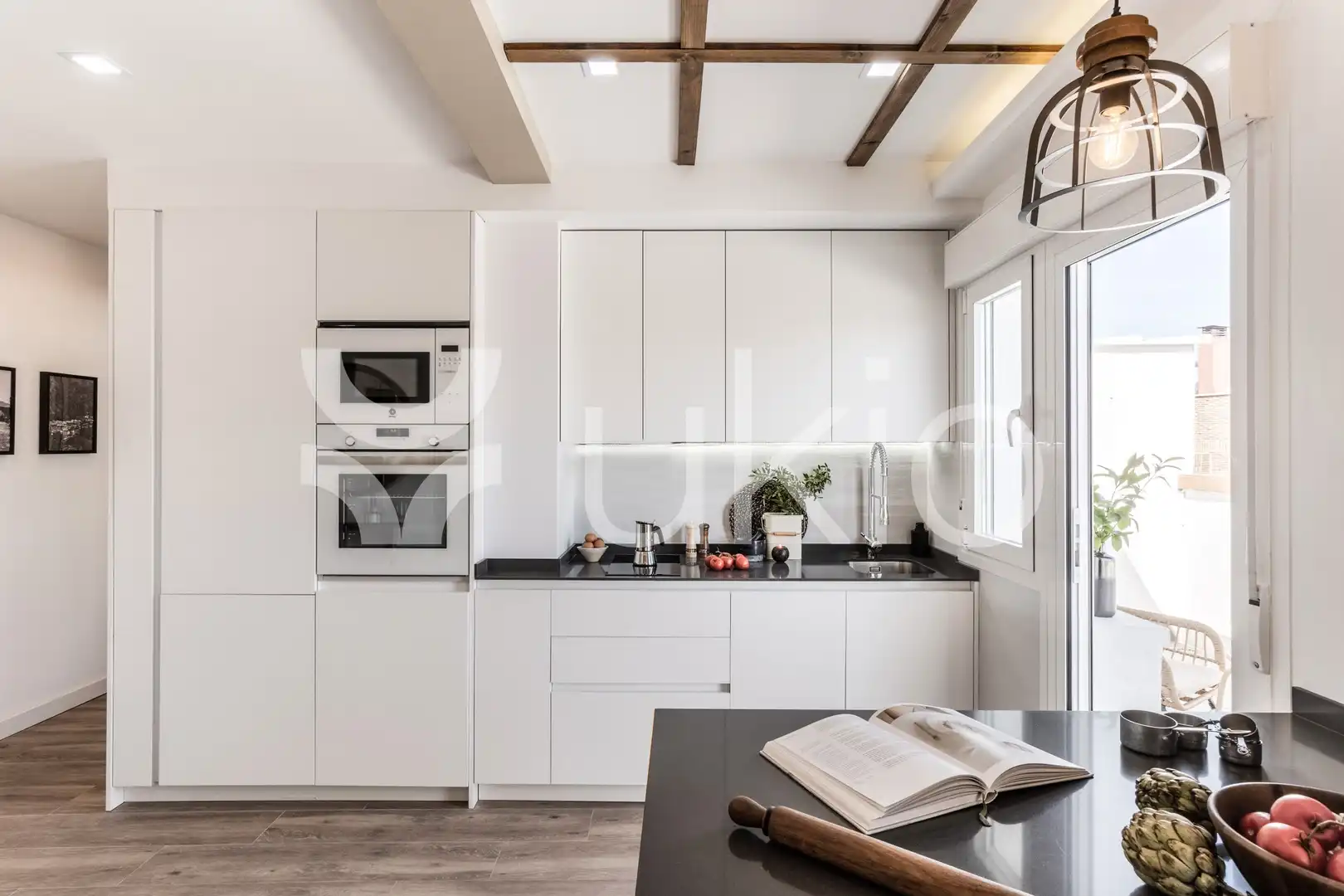 Cuina de Apartament de lloguer en Madrid amb Terrassa, Moblat i Forn