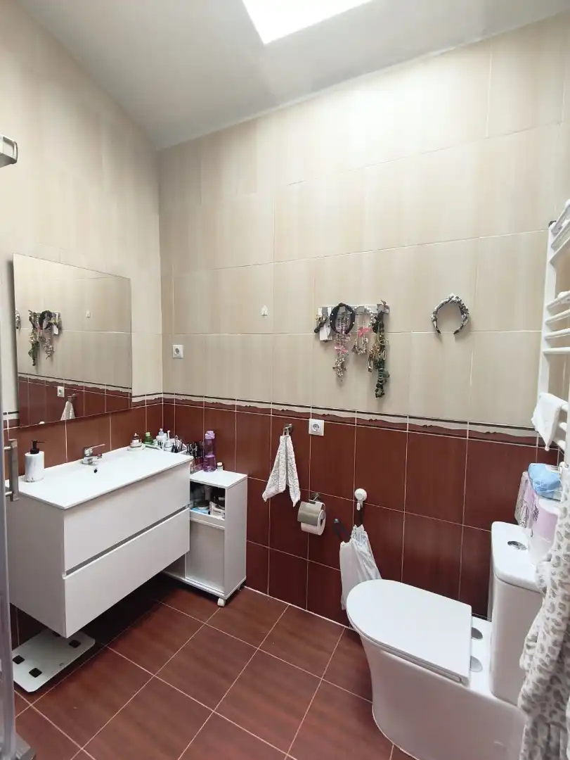 Badezimmer von Einfamilien-Reihenhaus zum Verkauf in Casarrubios del Monte mit Klimaanlage, Heizung und Privatgarten