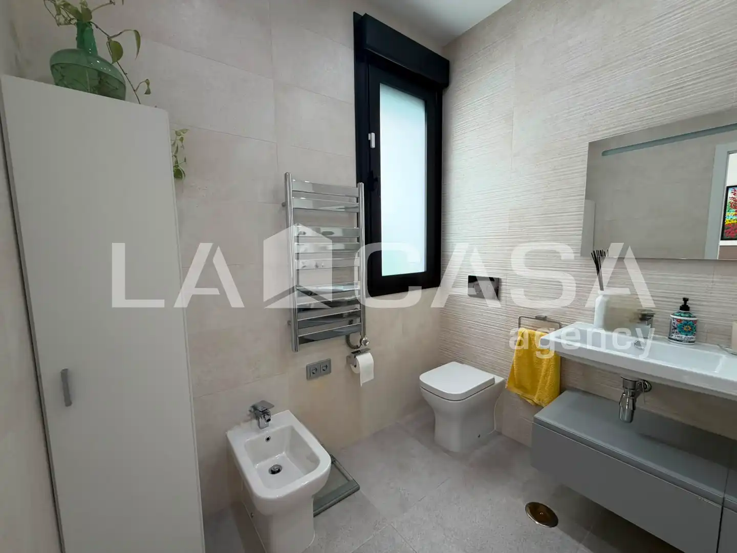 Badezimmer von Einfamilien-Reihenhaus zum Verkauf in Dos Hermanas mit Klimaanlage, Terrasse und Abstellraum