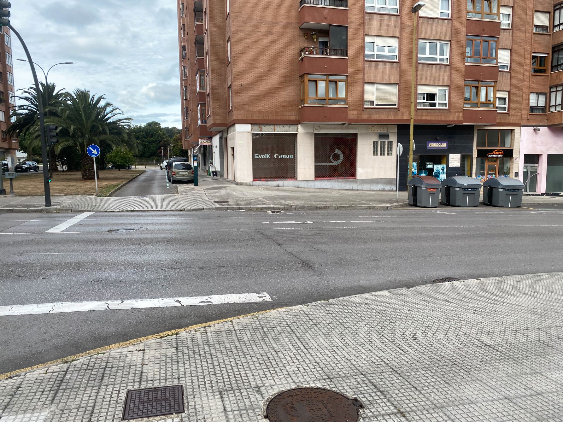 Local de lloguer a Calle Fernando Morán, 22, El Carbayedo - El Quirinal