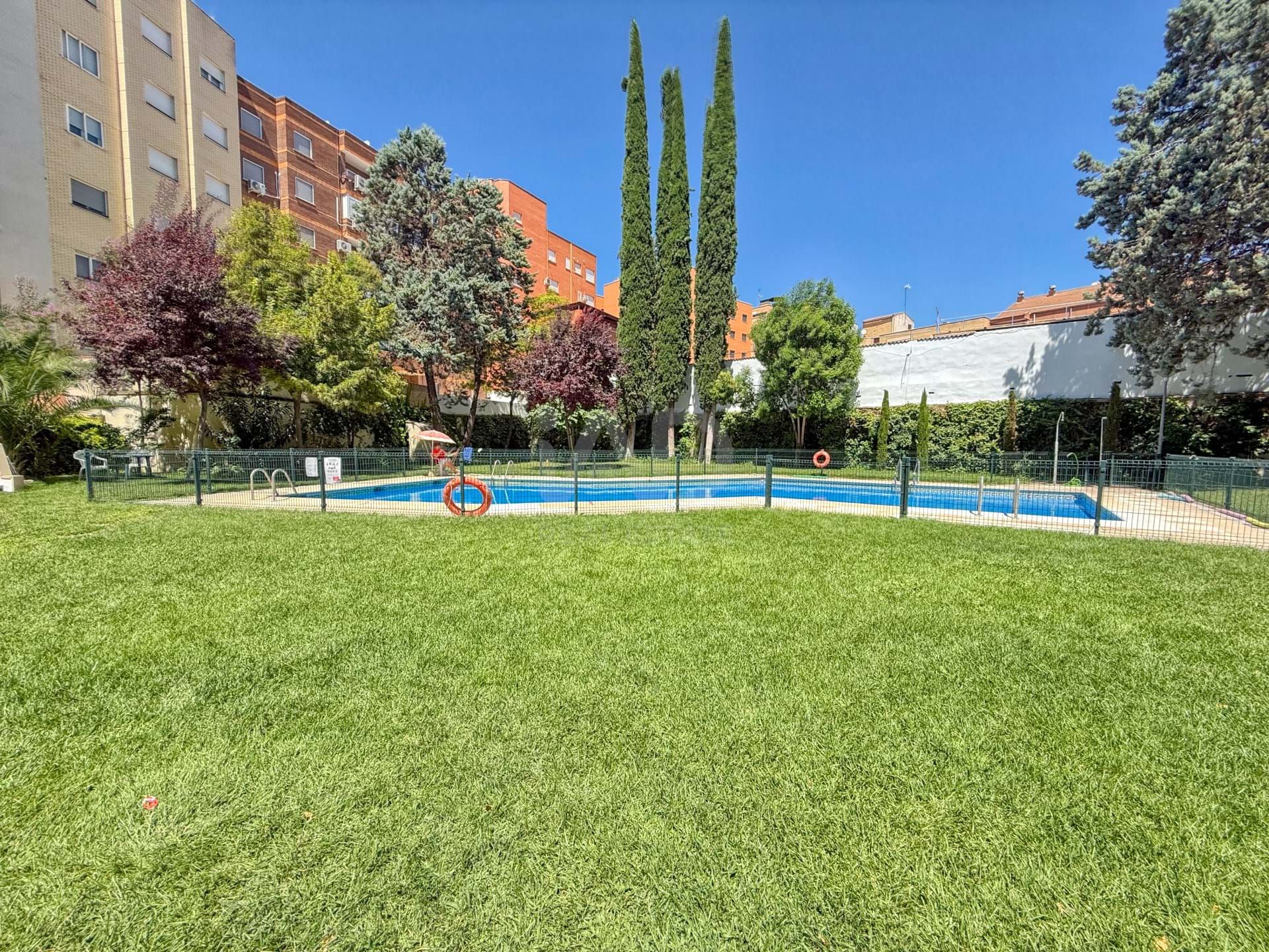 Piscina de Pis en venda en Ciudad Real Capital amb Aire condicionat, Calefacció i Terrassa