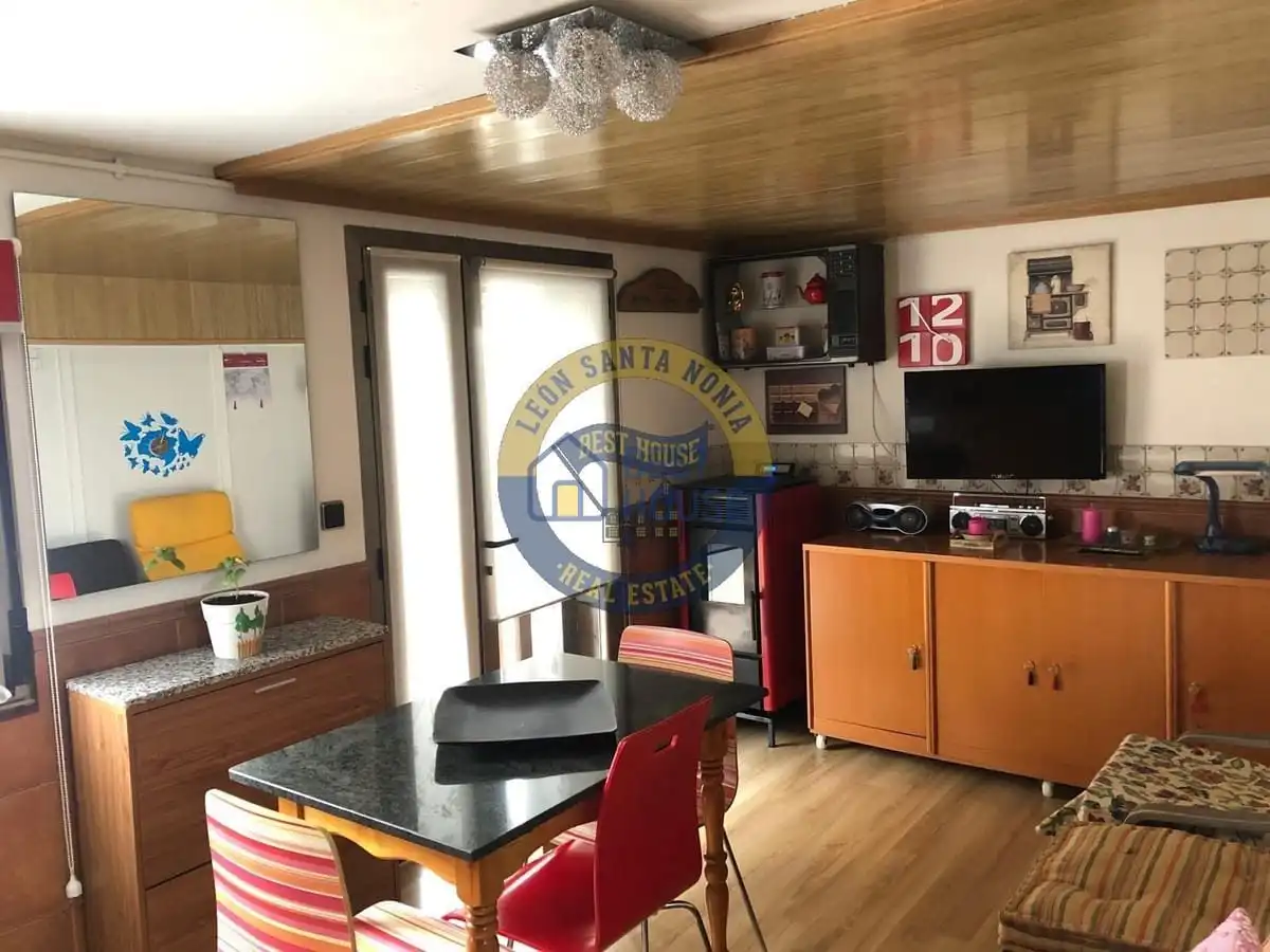 Cuina de Casa o xalet en venda en León Capital  amb Calefacció, Jardí privat i Parquet