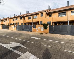 Vista exterior de Casa adosada en venda en Leganés amb Aire condicionat, Calefacció i Jardí privat