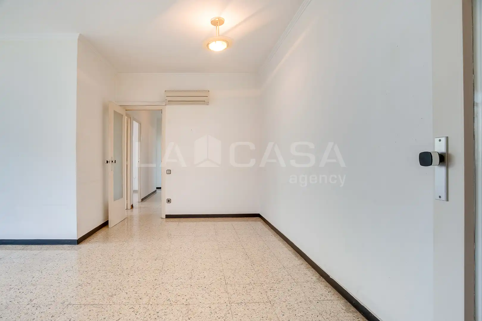 Wohnung zum Verkauf in Barcelona mit Balkon