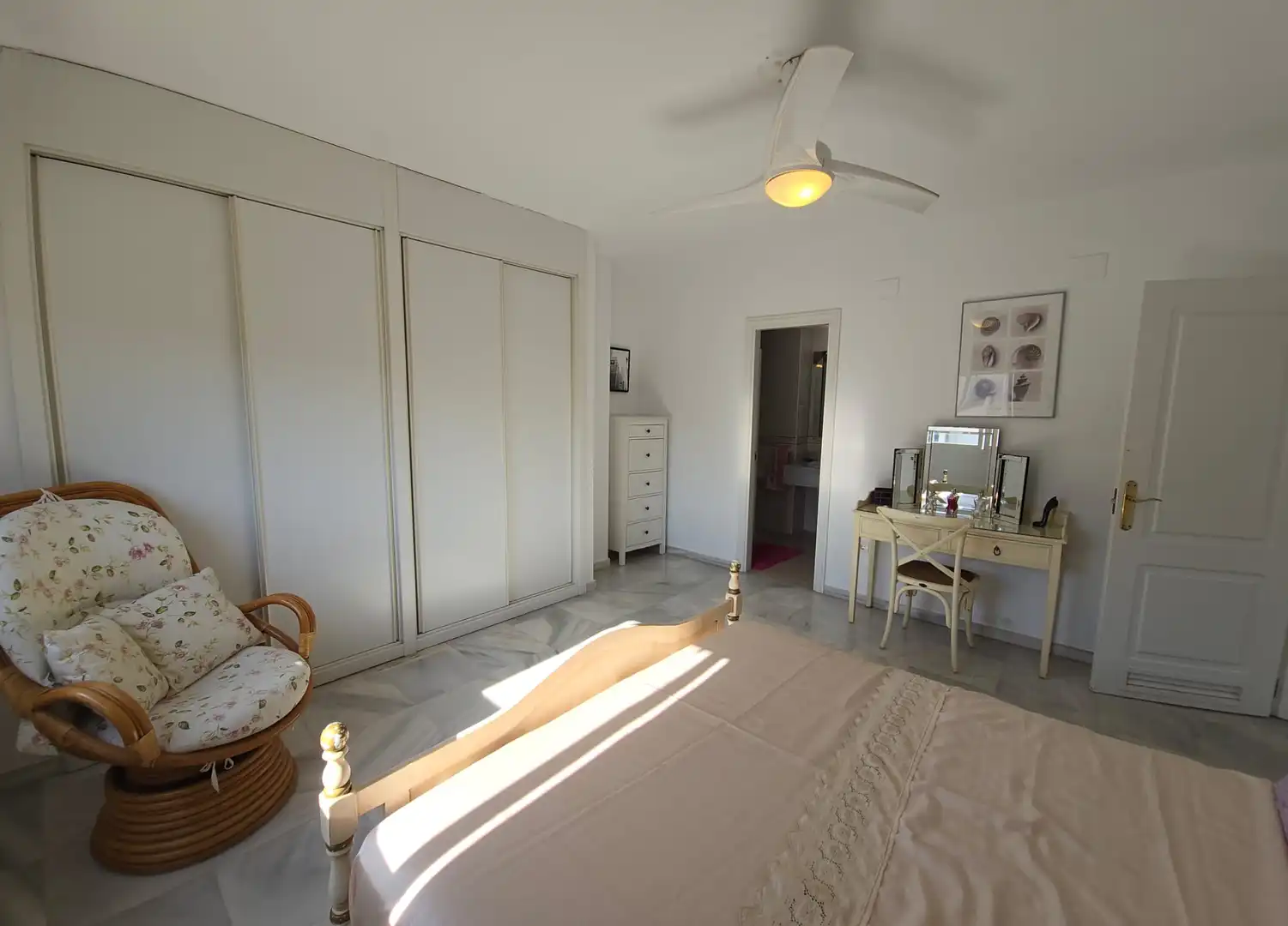 Schlafzimmer von Dachboden zur Miete in Marbella mit Klimaanlage, Terrasse und Möbliert