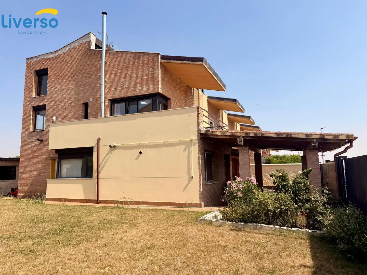 Vista exterior de Casa adosada en venda en Alfoz de Quintanadueñas amb Calefacció, Terrassa i Traster
