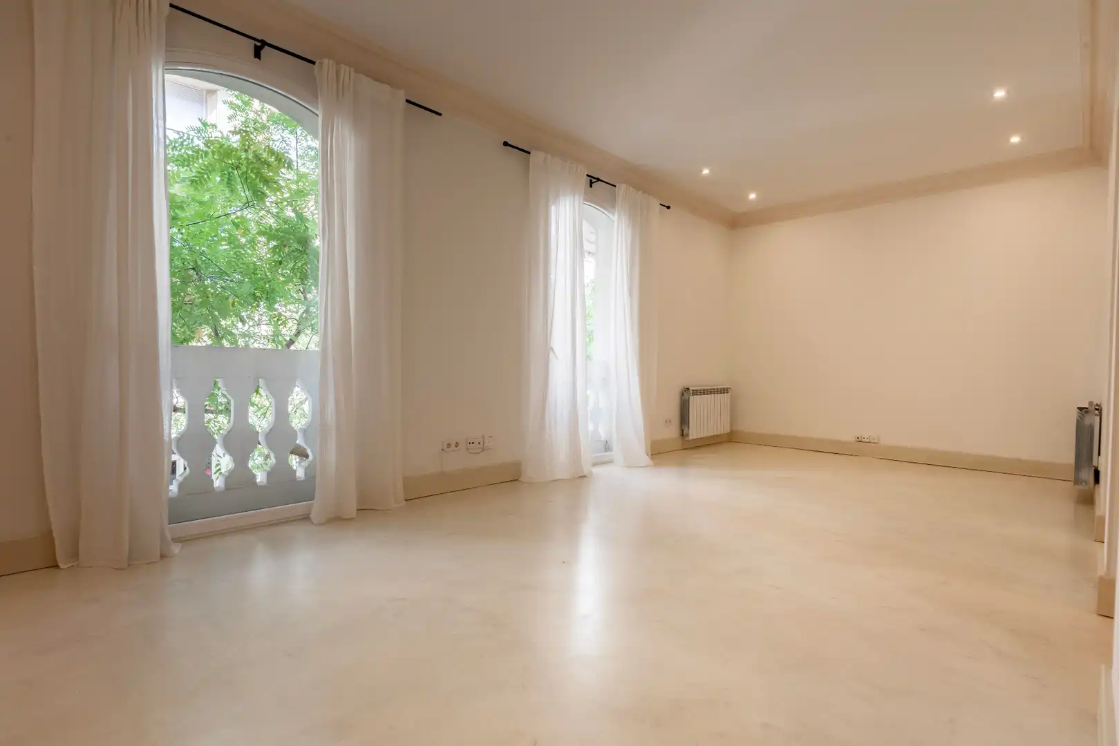 Living room of Flat for rent in Madrid  with Air Conditioner, Heating and Parquet flooring