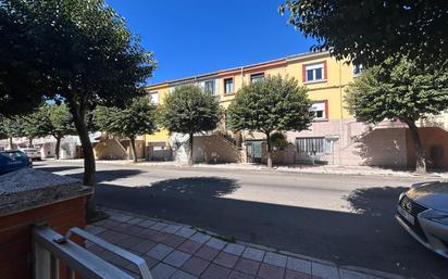 Vista exterior de Casa adosada en venda en León Capital  amb Terrassa
