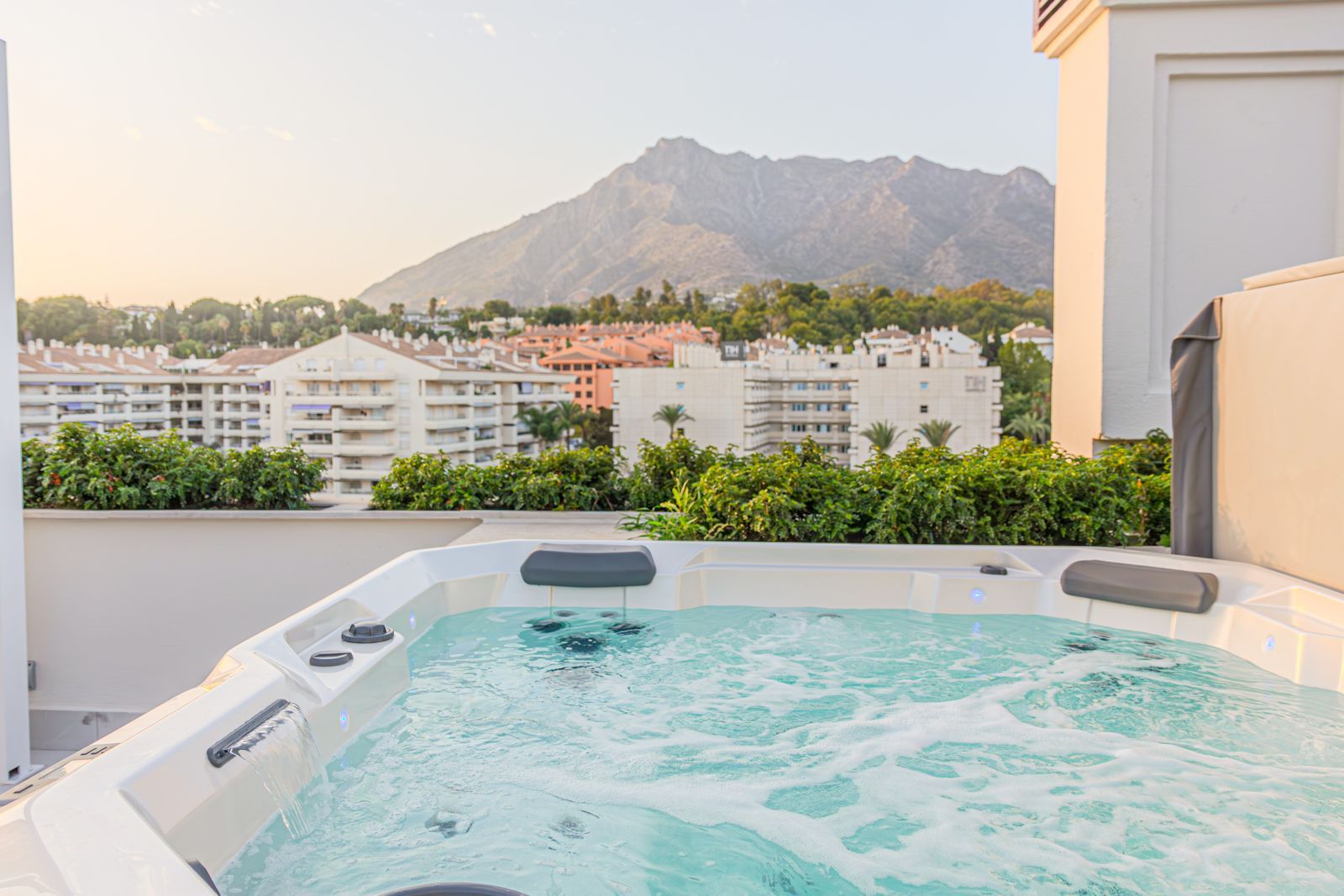 Vista exterior de Àtic de lloguer en Marbella amb Aire condicionat, Moblat i TV