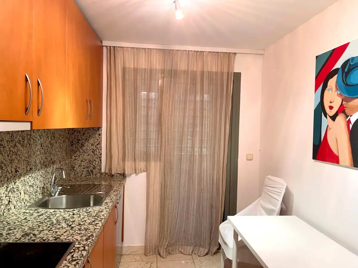 Cuina de Apartament de lloguer en Estepona amb Aire condicionat, Terrassa i Moblat