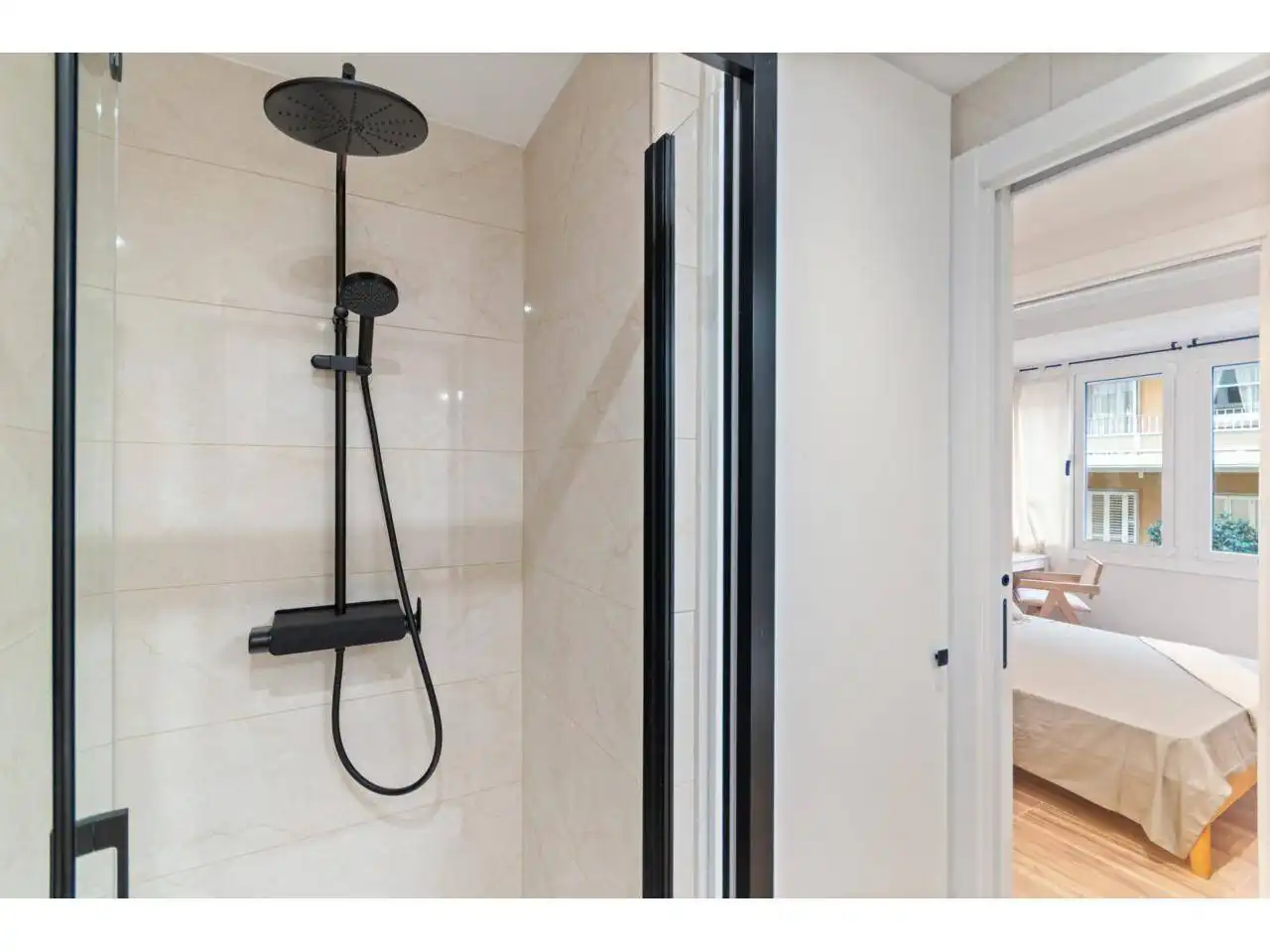 Bathroom of Flat for sale in Barcelona  with Air Conditioner, Heating and Balcony