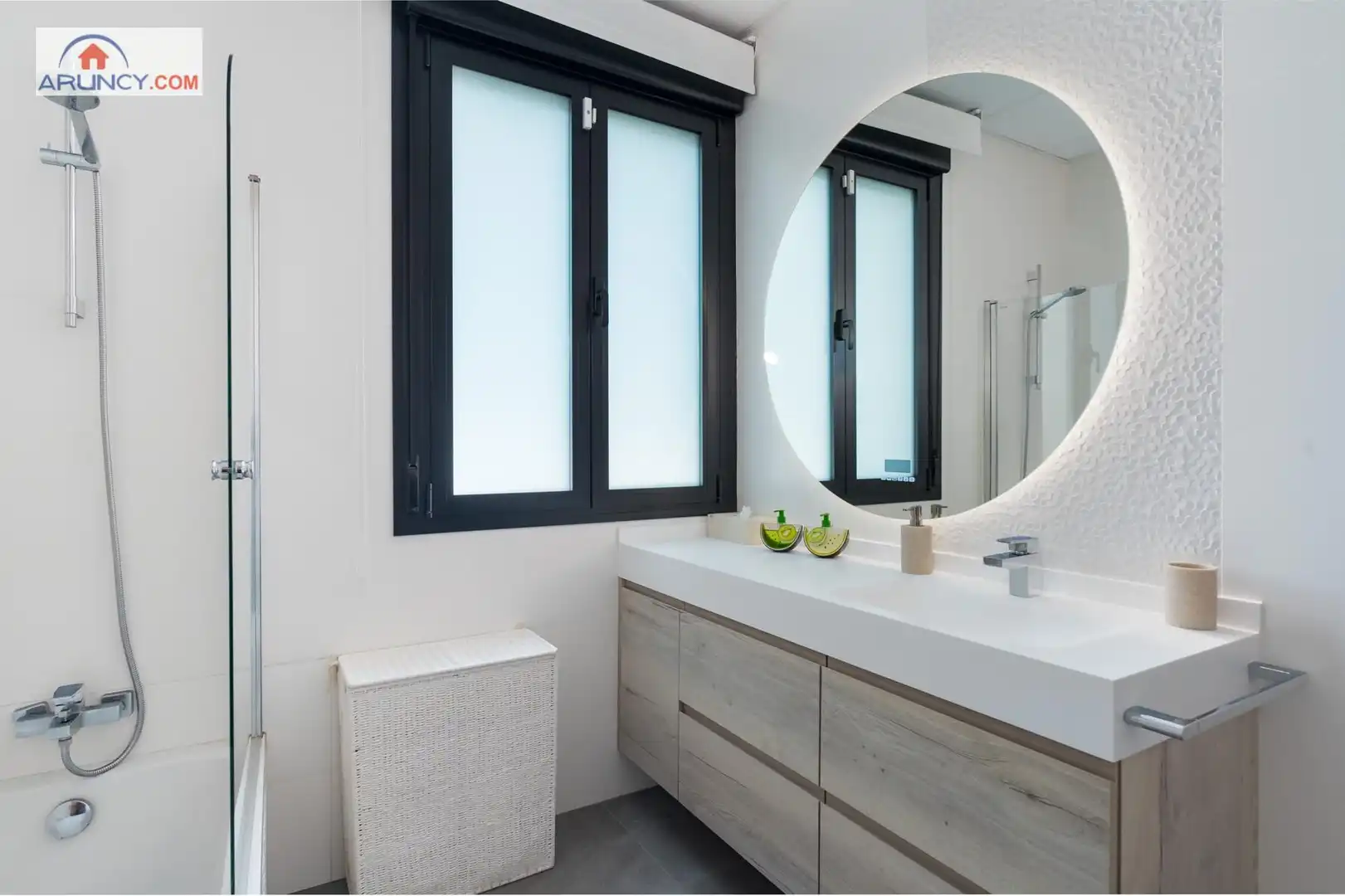 Baño de Casa adosada en venta en Dos Hermanas con Aire acondicionado, Jardín privado y Terraza