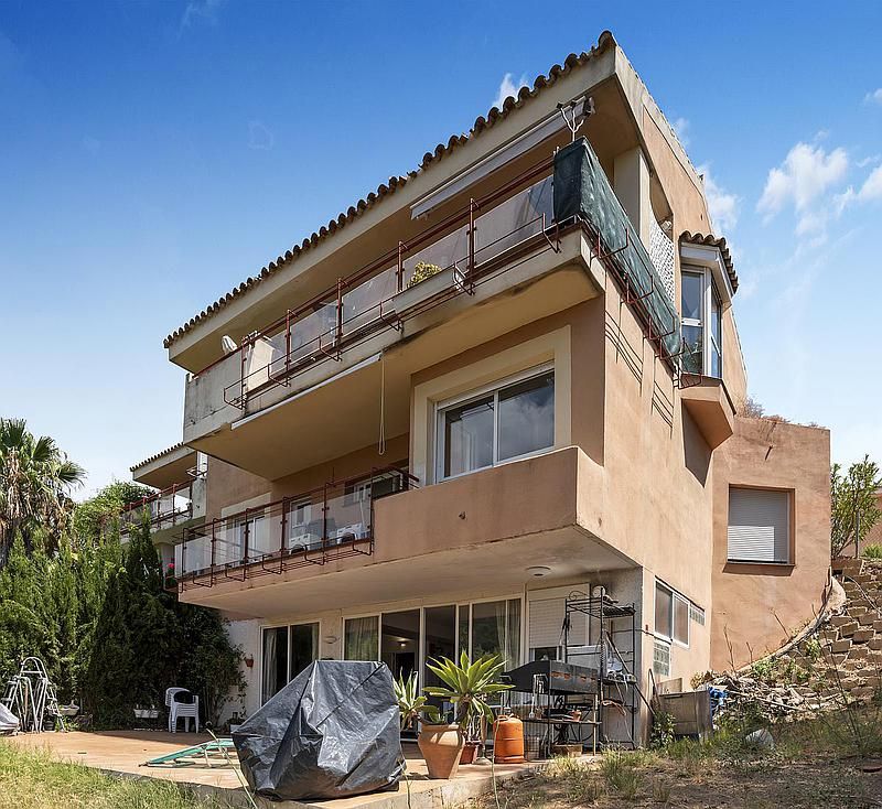 Exterior view of Single-family semi-detached for sale in Estepona  with Air Conditioner, Terrace and Storage room